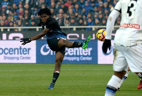 MILAN, ITALY - DECEMBER 17: Suso of AC Milan is challenged by Franck Kessie of Atalanta BC during the Serie A match between AC Milan and Atalanta BC at Stadio Giuseppe Meazza on December 17, 2016 in Milan, Italy. (Photo by Marco Luzzani/Getty Images)